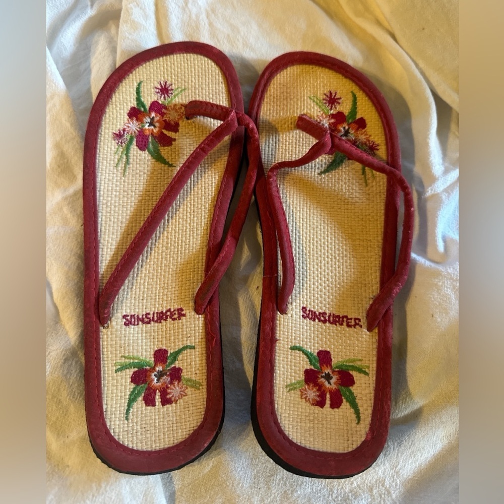 Women’s sz 6 Red Floral Flip Flops- new
